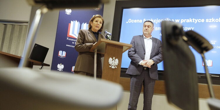 Czy ocena funkcjonalna zmieni polską szkołę? - Radio Kielce 04.12.2025. Kielce. Świętokrzyski Urząd Wojewódzki. Konferencja „Ocena funkcjonalna w praktyce szkolnej” Na zdjęciu: Izabela Ziętka, wiceminister edukacji narodowej i Piotr Łojek, świętokrzyski kurator oświaty / Fot. Jarosław Kubalski - Radio Kielce