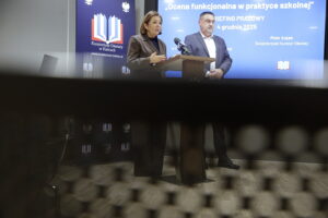 Czy ocena funkcjonalna zmieni polską szkołę? - Radio Kielce 04.12.2025. Kielce. Świętokrzyski Urząd Wojewódzki. Konferencja „Ocena funkcjonalna w praktyce szkolnej” Na zdjęciu: Izabela Ziętka, wiceminister edukacji narodowej i Piotr Łojek, świętokrzyski kurator oświaty / Fot. Jarosław Kubalski - Radio Kielce