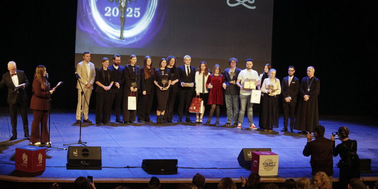 Na co dzień pomagają innym. Wolontariusze zostali nagrodzeni - Radio Kielce Na co dzień pomagają innym. Wolontariusze zostali nagrodzeni