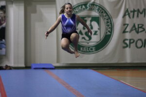 06.12.2025. Kielce. Pokazy Mikołajkowe dzieci skupionych wokół sekcji gimnastycy.pl / Fot. Jarosław Kubalski - Radio Kielce