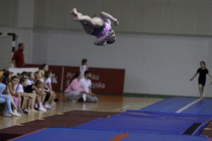 06.12.2025. Kielce. Pokazy Mikołajkowe dzieci skupionych wokół sekcji gimnastycy.pl / Fot. Jarosław Kubalski - Radio Kielce