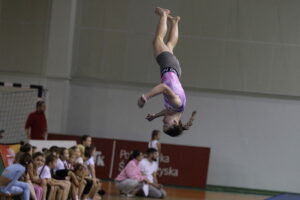 06.12.2025. Kielce. Pokazy Mikołajkowe dzieci skupionych wokół sekcji gimnastycy.pl / Fot. Jarosław Kubalski - Radio Kielce