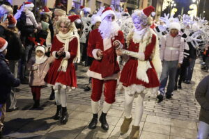 Kielce. Pochód mikołajkowy i rozświetlenie choinki na Rynku - Radio Kielce
