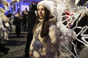 Kielce. Pochód mikołajkowy i rozświetlenie choinki na Rynku - Radio Kielce