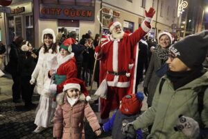 Kielce. Pochód mikołajkowy i rozświetlenie choinki na Rynku - Radio Kielce