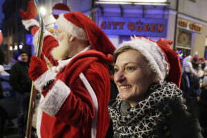 Kielce. Pochód mikołajkowy i rozświetlenie choinki na Rynku - Radio Kielce