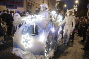 Kielce. Pochód mikołajkowy i rozświetlenie choinki na Rynku - Radio Kielce