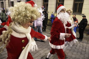 Kielce. Pochód mikołajkowy i rozświetlenie choinki na Rynku - Radio Kielce