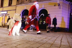 Kielce. Pochód mikołajkowy i rozświetlenie choinki na Rynku - Radio Kielce