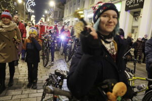 Kielce. Pochód mikołajkowy i rozświetlenie choinki na Rynku - Radio Kielce