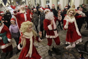Kielce. Pochód mikołajkowy i rozświetlenie choinki na Rynku - Radio Kielce