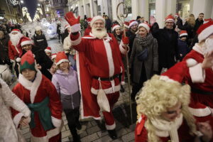 Kielce. Pochód mikołajkowy i rozświetlenie choinki na Rynku - Radio Kielce