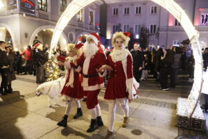 Kielce. Pochód mikołajkowy i rozświetlenie choinki na Rynku - Radio Kielce