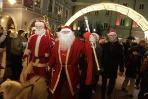 Kielce. Pochód mikołajkowy i rozświetlenie choinki na Rynku - Radio Kielce