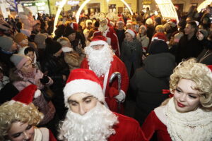 Kielce. Pochód mikołajkowy i rozświetlenie choinki na Rynku - Radio Kielce