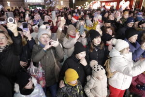 Kielce. Pochód mikołajkowy i rozświetlenie choinki na Rynku - Radio Kielce