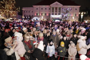 Kielce. Pochód mikołajkowy i rozświetlenie choinki na Rynku - Radio Kielce