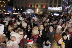 Kielce. Pochód mikołajkowy i rozświetlenie choinki na Rynku - Radio Kielce