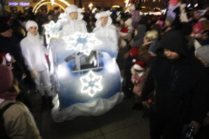 Kielce. Pochód mikołajkowy i rozświetlenie choinki na Rynku - Radio Kielce