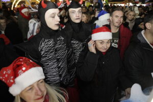 Kielce. Pochód mikołajkowy i rozświetlenie choinki na Rynku - Radio Kielce