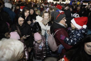 Kielce. Pochód mikołajkowy i rozświetlenie choinki na Rynku - Radio Kielce