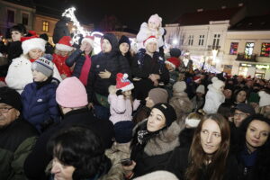 Kielce. Pochód mikołajkowy i rozświetlenie choinki na Rynku - Radio Kielce