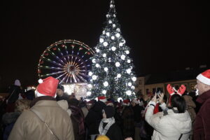 Kielce. Pochód mikołajkowy i rozświetlenie choinki na Rynku - Radio Kielce
