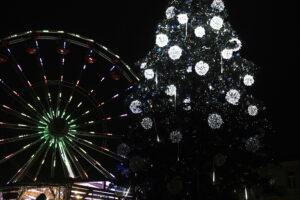 Kielce. Pochód mikołajkowy i rozświetlenie choinki na Rynku - Radio Kielce