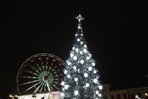 Kielce. Pochód mikołajkowy i rozświetlenie choinki na Rynku - Radio Kielce