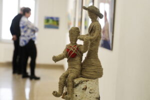 Burza triumfowała w artystycznych zmaganiach - Radio Kielce 07.12.2025. Kielce. BWA. VIII Interdyscyplinarny Konkurs Plastyczny dla osób z niepełnosprawnościami z terenu miasta Kielce i powiatu kieleckiego / Fot. Jarosław Kubalski - Radio Kielce