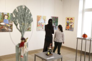 Burza triumfowała w artystycznych zmaganiach - Radio Kielce 07.12.2025. Kielce. BWA. VIII Interdyscyplinarny Konkurs Plastyczny dla osób z niepełnosprawnościami z terenu miasta Kielce i powiatu kieleckiego / Fot. Jarosław Kubalski - Radio Kielce