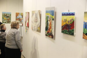 Burza triumfowała w artystycznych zmaganiach - Radio Kielce 07.12.2025. Kielce. BWA. VIII Interdyscyplinarny Konkurs Plastyczny dla osób z niepełnosprawnościami z terenu miasta Kielce i powiatu kieleckiego / Fot. Jarosław Kubalski - Radio Kielce