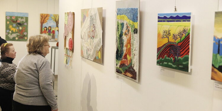 Burza triumfowała w artystycznych zmaganiach - Radio Kielce 07.12.2025. Kielce. BWA. VIII Interdyscyplinarny Konkurs Plastyczny dla osób z niepełnosprawnościami z terenu miasta Kielce i powiatu kieleckiego / Fot. Jarosław Kubalski - Radio Kielce