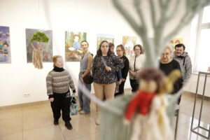 Burza triumfowała w artystycznych zmaganiach - Radio Kielce 07.12.2025. Kielce. BWA. VIII Interdyscyplinarny Konkurs Plastyczny dla osób z niepełnosprawnościami z terenu miasta Kielce i powiatu kieleckiego / Fot. Jarosław Kubalski - Radio Kielce