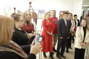 Burza triumfowała w artystycznych zmaganiach - Radio Kielce 07.12.2025. Kielce. BWA. VIII Interdyscyplinarny Konkurs Plastyczny dla osób z niepełnosprawnościami z terenu miasta Kielce i powiatu kieleckiego / Fot. Jarosław Kubalski - Radio Kielce