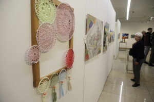 Burza triumfowała w artystycznych zmaganiach - Radio Kielce 07.12.2025. Kielce. BWA. VIII Interdyscyplinarny Konkurs Plastyczny dla osób z niepełnosprawnościami z terenu miasta Kielce i powiatu kieleckiego / Fot. Jarosław Kubalski - Radio Kielce