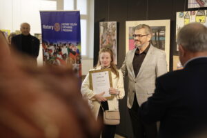 Burza triumfowała w artystycznych zmaganiach - Radio Kielce 07.12.2025. Kielce. BWA. VIII Interdyscyplinarny Konkurs Plastyczny dla osób z niepełnosprawnościami z terenu miasta Kielce i powiatu kieleckiego / Fot. Jarosław Kubalski - Radio Kielce