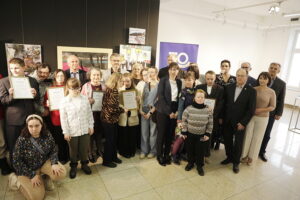 Burza triumfowała w artystycznych zmaganiach - Radio Kielce 07.12.2025. Kielce. BWA. VIII Interdyscyplinarny Konkurs Plastyczny dla osób z niepełnosprawnościami z terenu miasta Kielce i powiatu kieleckiego / Fot. Jarosław Kubalski - Radio Kielce