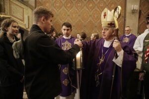 Betlejemskie Światlo Pokoju już w Kielcach - Radio Kielce Betlejemskie Światlo Pokoju już w Kielcach - Radio Kielce