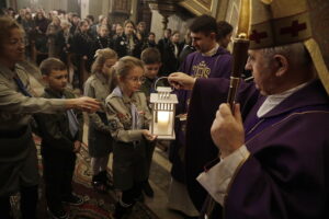 Betlejemskie Światlo Pokoju już w Kielcach - Radio Kielce Betlejemskie Światlo Pokoju już w Kielcach - Radio Kielce