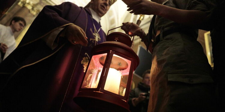 Betlejemskie Światlo Pokoju już w Kielcach - Radio Kielce 07.12.2025 Kielce. Betlejemskie Światło Pokoju / Fot. Jarosław Kubalski - Radio Kielce