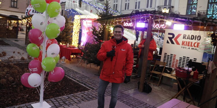Święta otulone tradycją z Radiem Kielce - Radio Kielce 15.12.2025 Radio Kielce i jarmark na Rynku / Fot. Jarosław Kubalski - Radio Kielce
