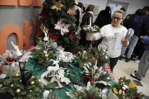 Uczniowie ZDZ w Kielcach wspierają stacjonarne hospicjum - Radio Kielce 16.12.2025. Kielce. Kiermasz w Zakładzie Doskonalenia Zawodowego w Kielcach / Fot. Jarosław Kubalski - Radio Kielce