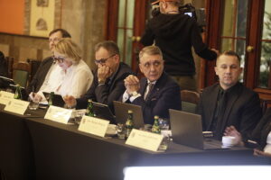 Radni sejmiku podzieleni ws. sytuacji świętokrzyskich szpitali - Radio Kielce Radni sejmiku podzieleni ws. sytuacji świętokrzyskich szpitali - Radio Kielce