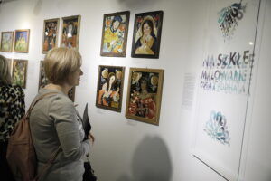 17.12.2025. Kielce. Wernisaż wystawy „Na szkle malowane. Cuda z Podhala” / Fot. Wiktor Taszłow - Radio Kielce