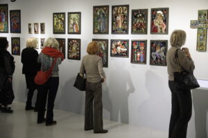 17.12.2025. Kielce. Wernisaż wystawy „Na szkle malowane. Cuda z Podhala” / Fot. Wiktor Taszłow - Radio Kielce