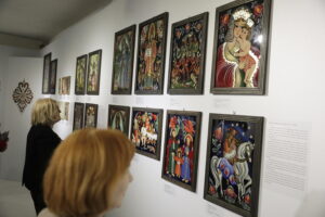 17.12.2025. Kielce. Wernisaż wystawy „Na szkle malowane. Cuda z Podhala” / Fot. Wiktor Taszłow - Radio Kielce