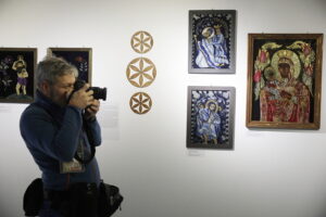 17.12.2025. Kielce. Wernisaż wystawy „Na szkle malowane. Cuda z Podhala” / Fot. Wiktor Taszłow - Radio Kielce