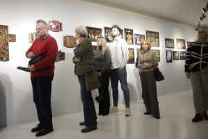 17.12.2025. Kielce. Wernisaż wystawy „Na szkle malowane. Cuda z Podhala” / Fot. Wiktor Taszłow - Radio Kielce