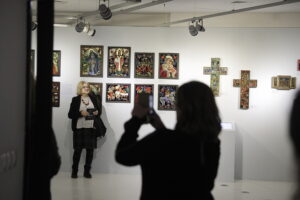 17.12.2025. Kielce. Wernisaż wystawy „Na szkle malowane. Cuda z Podhala” / Fot. Wiktor Taszłow - Radio Kielce